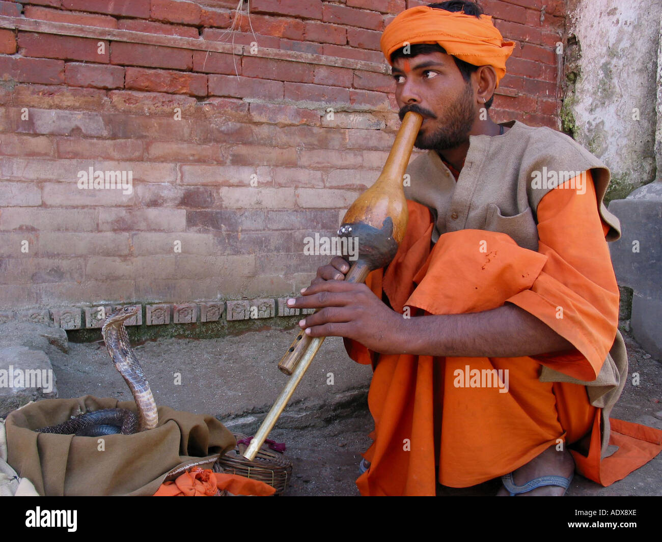 L'uomo permette snake dance giocando fluit sul vecchio Durbar e Basantapur square Katmandu Foto Stock