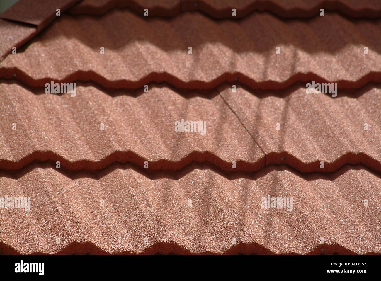 Architettura piastrelle soleggiata shingles tetto marroncino rossastro sul tetto strati simmetrico concetto geometrico particolare architettura closeup Foto Stock