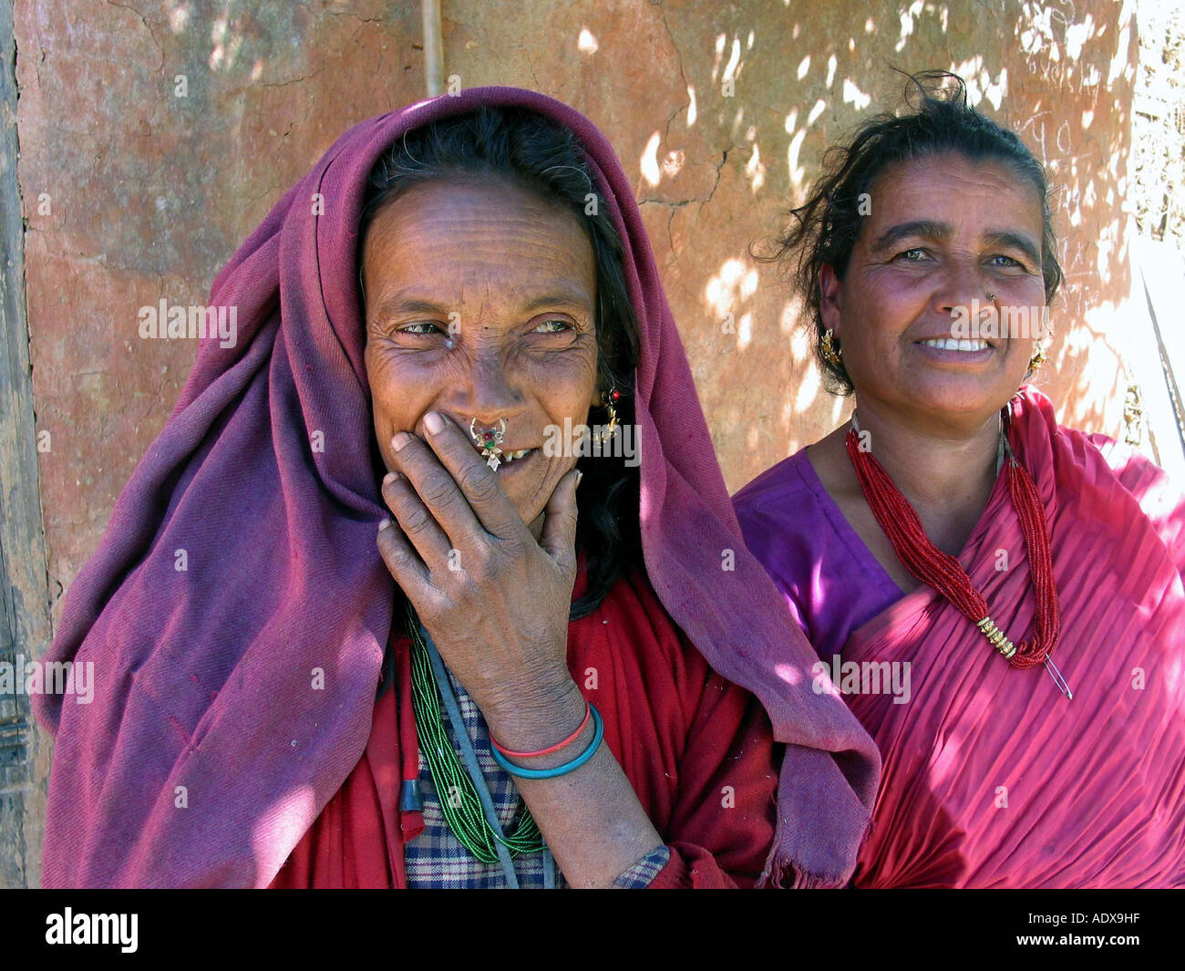 Le donne in abiti tradizionali di Katmandu Foto Stock