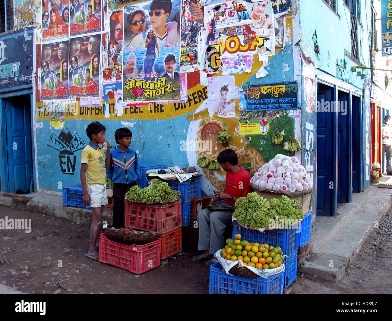 Vende le verdure su strada del mercato sulle pareti sono appesi poster di Bollywood indiana attori e film Foto Stock