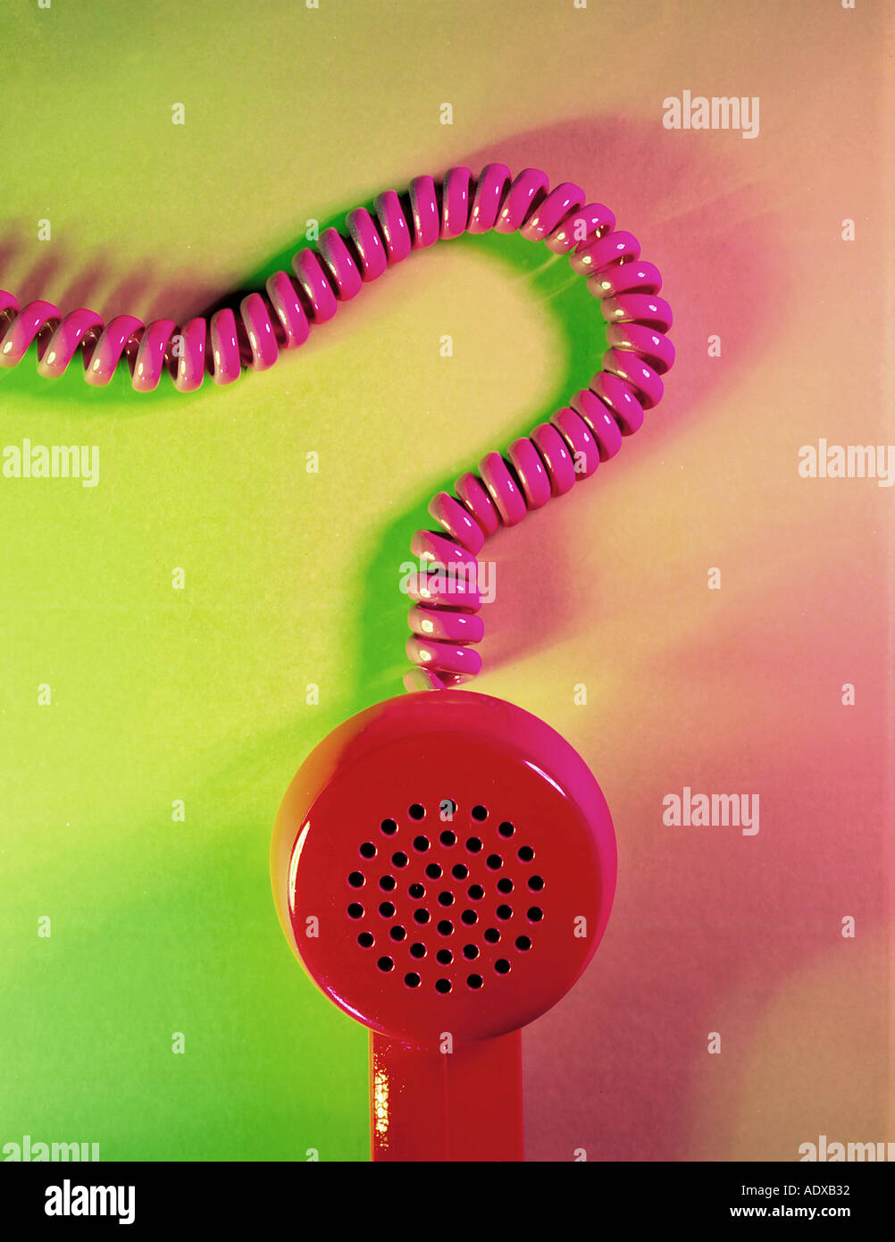 Concetti ricevitore telefonico cavo a spirale di filo rosso verde punto interrogativo stilizzata dubbio boccaglio telefono tecnologia business communi Foto Stock