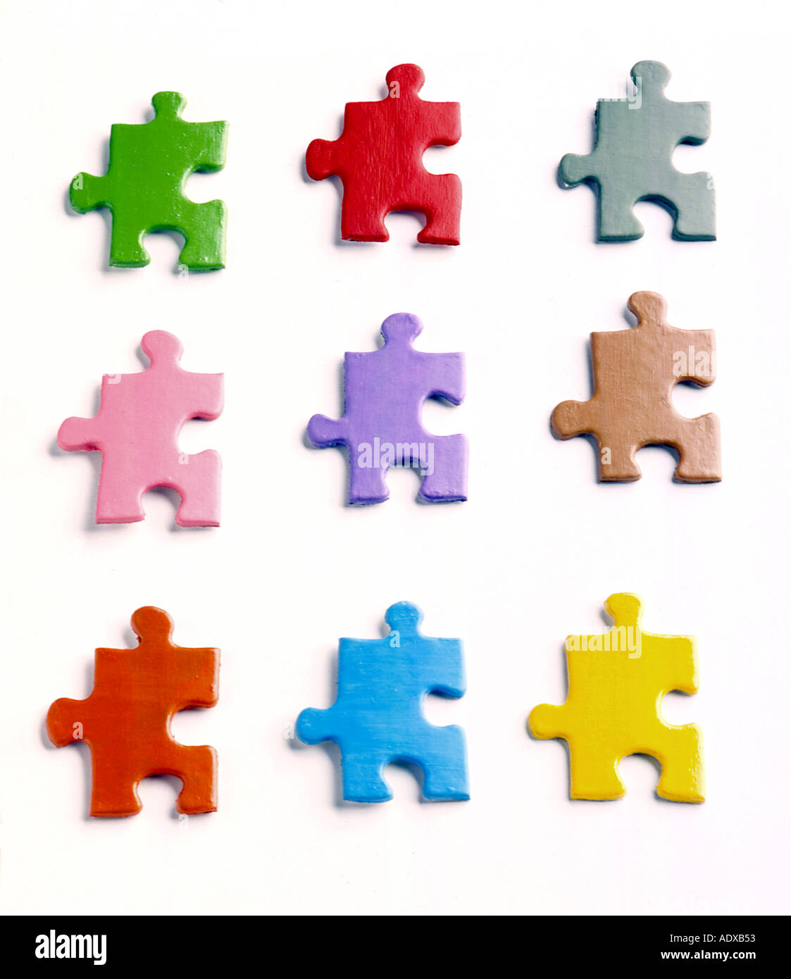 Concetti i pezzi del puzzle colorato simile simili che assomigliano a colori colori match color matching montare insieme miscellane rompicapo Foto Stock
