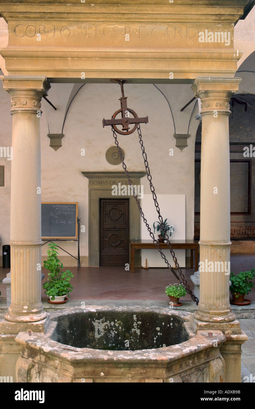 Bene nel cortile interno del Il Palazzone Cortona Italia Foto Stock
