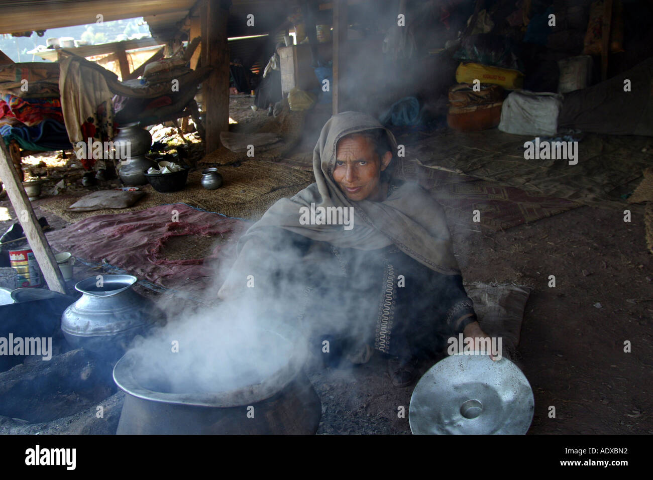 Le persone hanno costruito semplice rifugio di trovare protezione da pioggia e neve Saidpur Kashmir Pakistan Foto Stock
