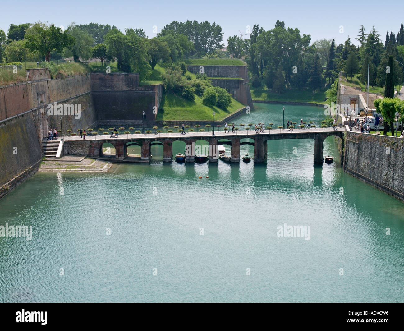 Questo vecchio ponte pedonale è la parte posteriore ingresso alla città fortificata di Peschiera del Garda Lago di Garda nord italia Foto Stock