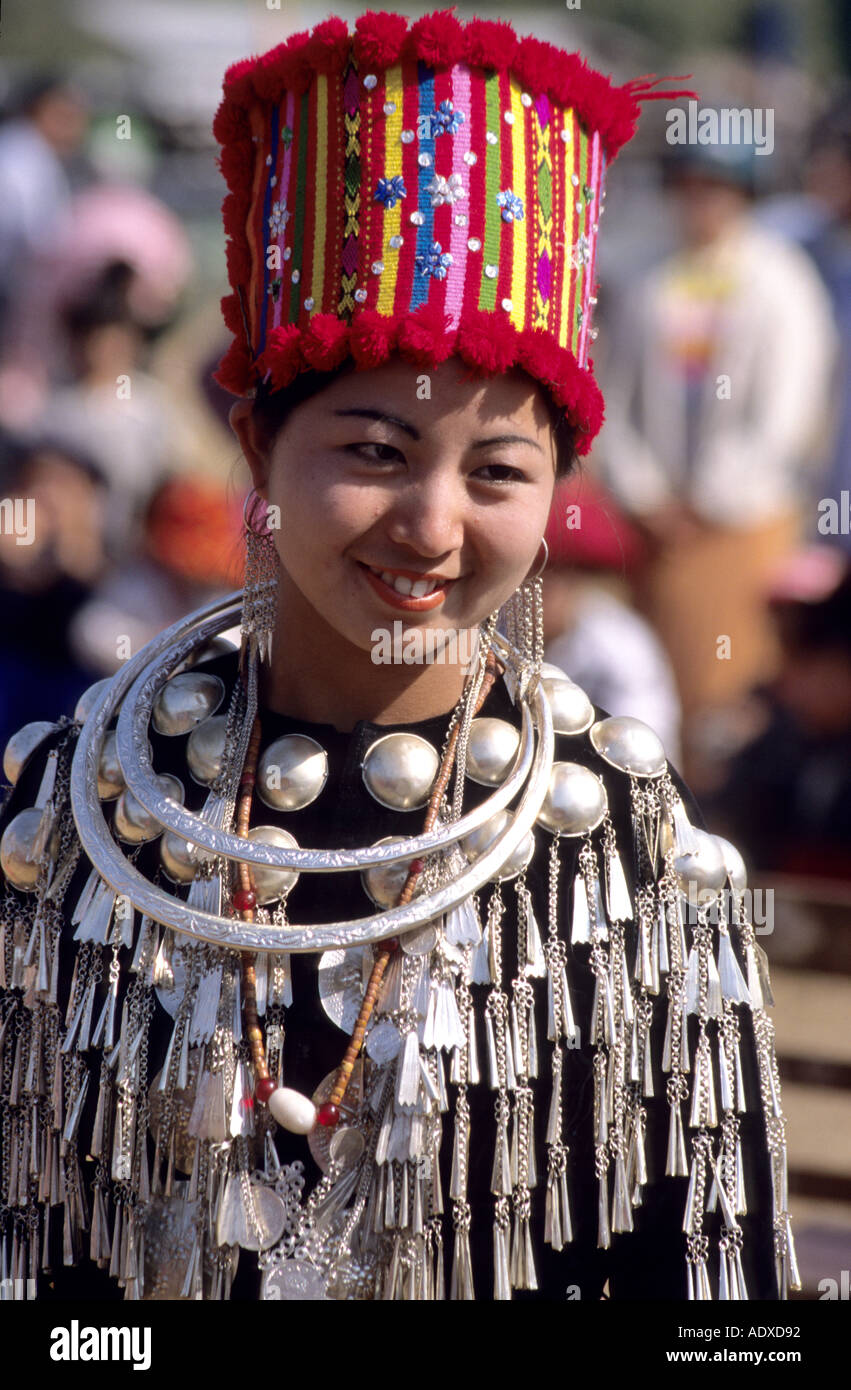 Ritratto di un giovane Kachin donna tribale a Manao (festival) nel Nord della Birmania/Myanmar, indossando il tradizionale costume & gioielli, Foto Stock