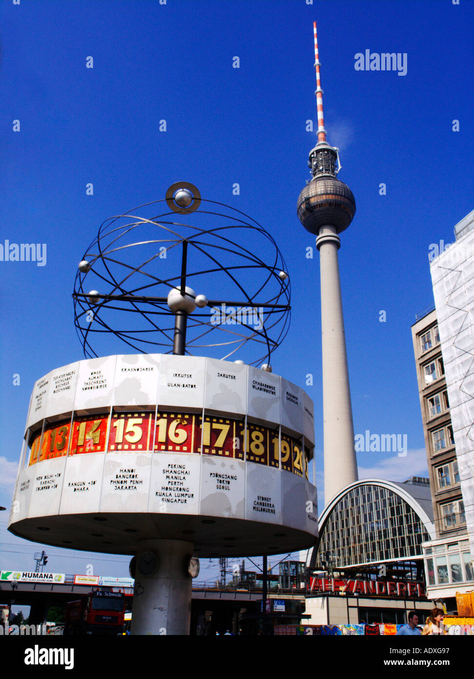 World Time Clock e la torre della televisione di Alexanderplatz Mitte di Berlino Germania 2005 Foto Stock