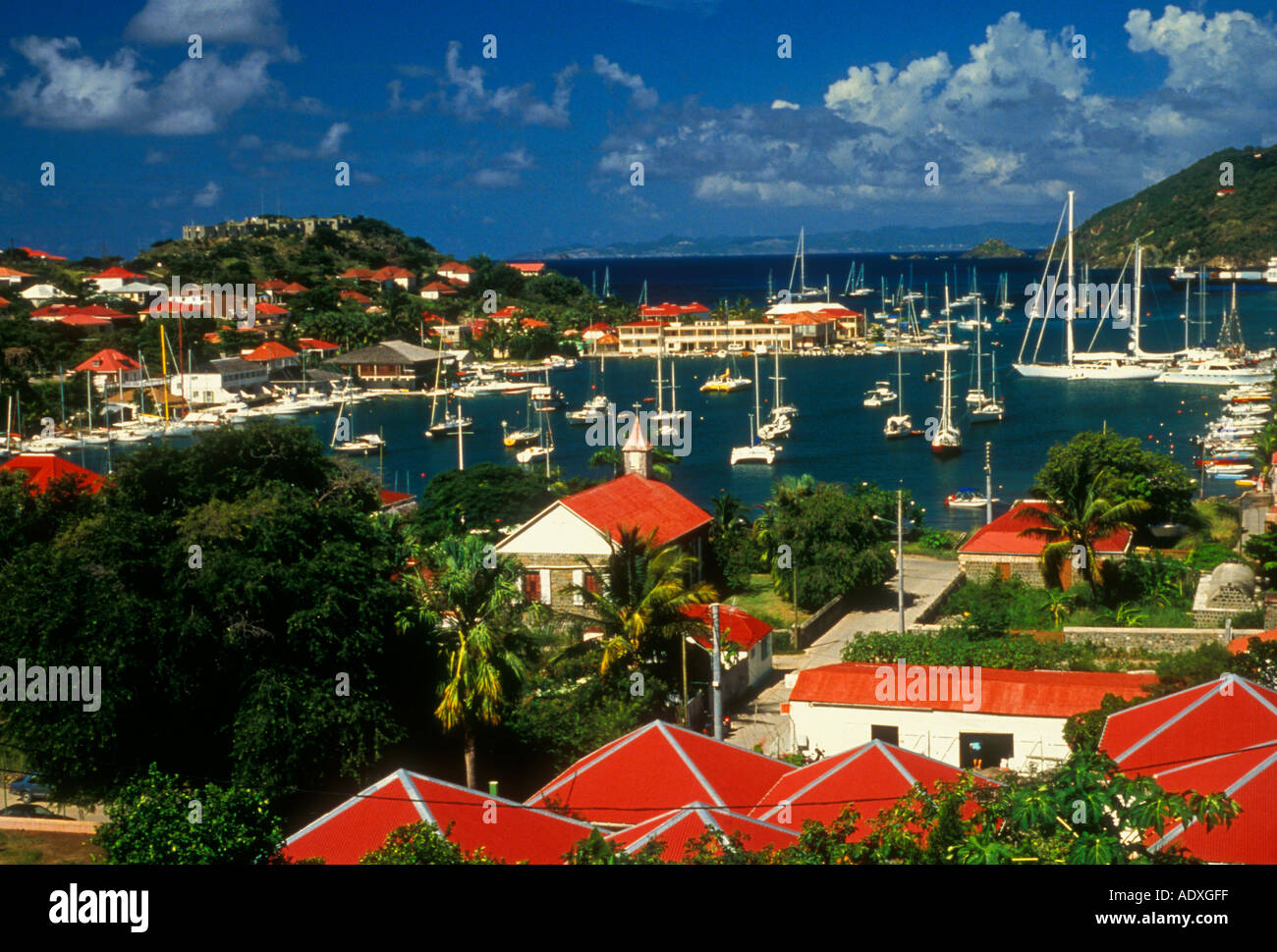 Case, barche a vela, baia riparata, città portuale, città di gustavia, gustavia, saint barthelemy, st barts, caraibi, french west indies, Francia Foto Stock