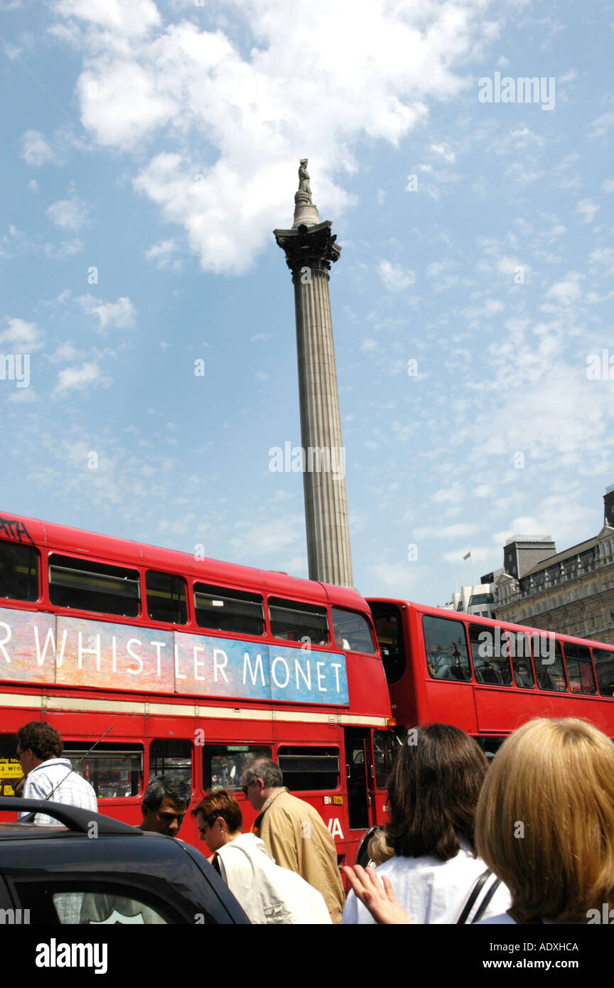 Monumento Nelson in Trafalgar Square Londra Inghilterra con il bus rosso a due piani nella parte anteriore di esso Foto Stock