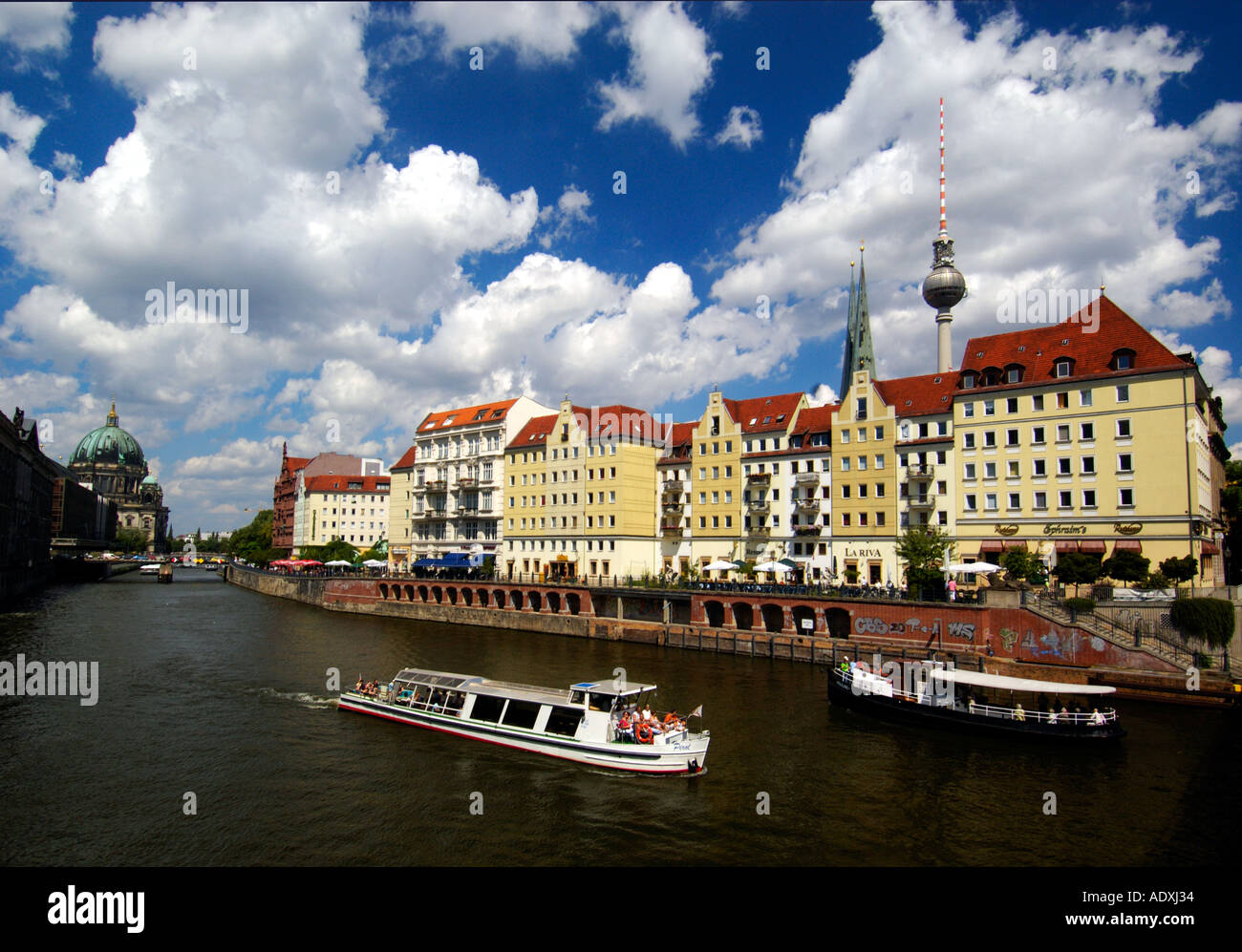 Distretto Nikolai a Berlino costruito in un tradizionale stile tedesco e popolare con i turisti Foto Stock