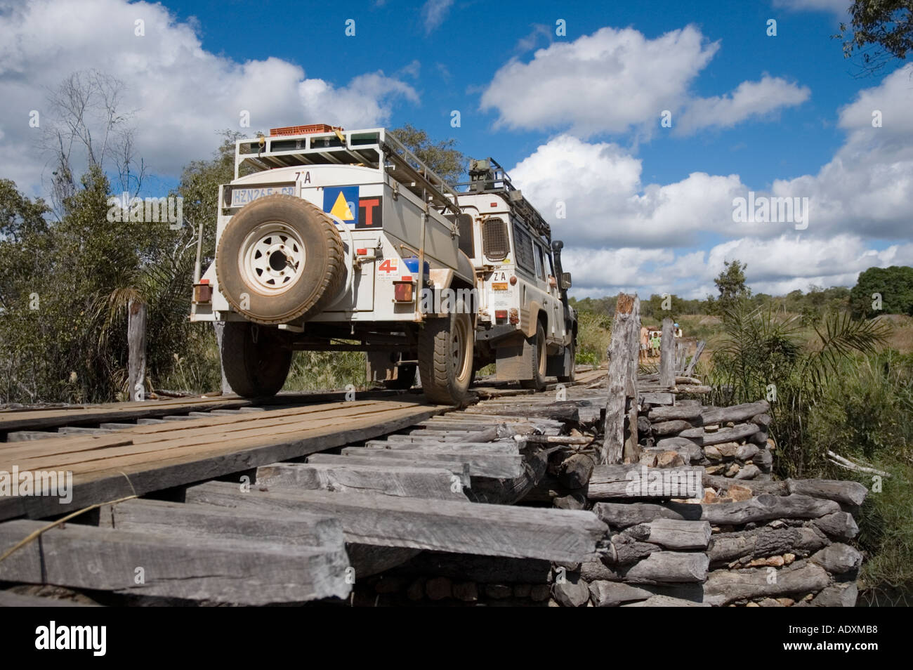 Viaggi avventura con Land Rover nel Mozambico settentrionale come una Land Rover tenta di attraversare un ponte in un stato dispiace della riparazione Foto Stock