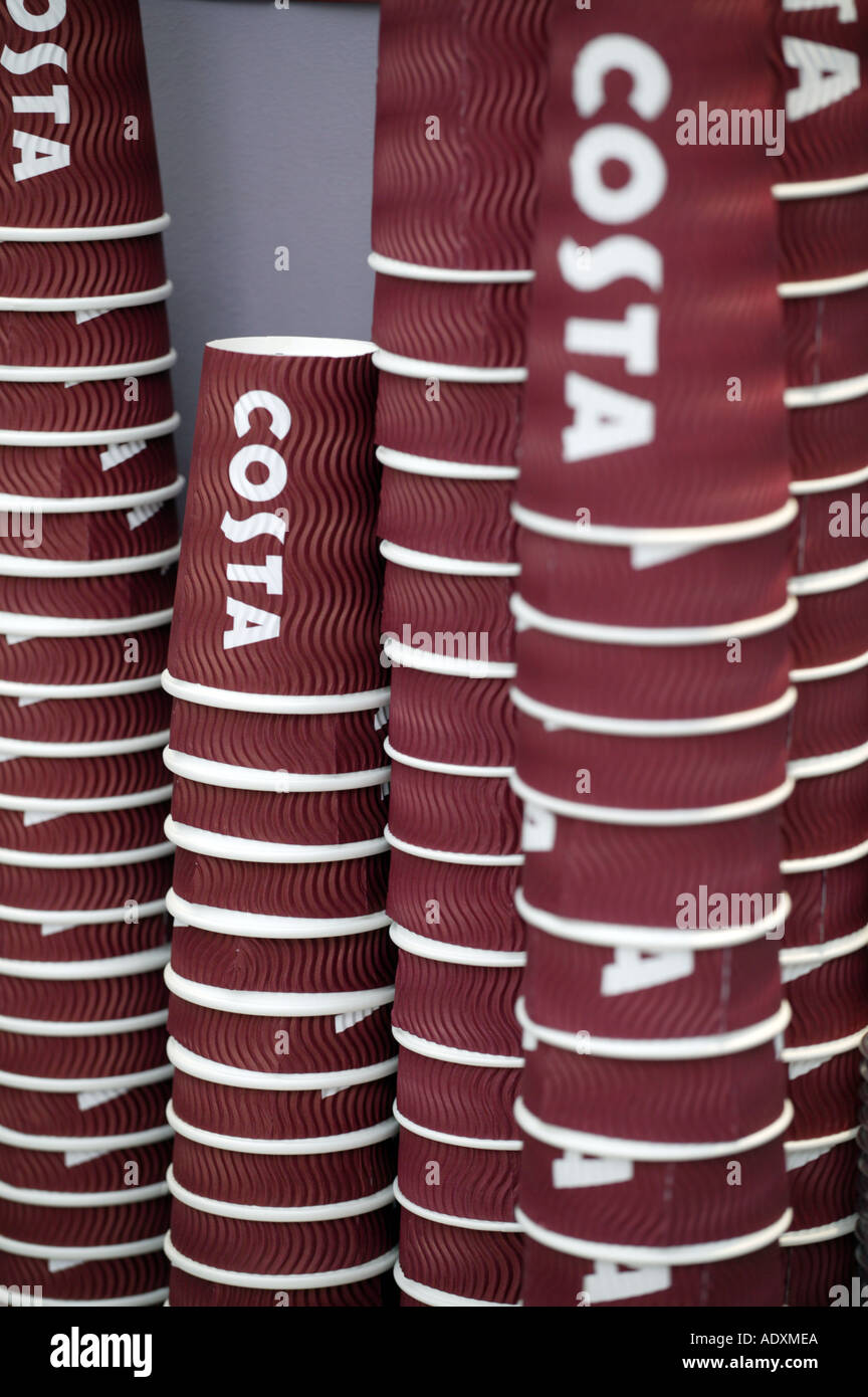 Carta bicchieri di bevande in un Costa Coffee shop UK Foto Stock