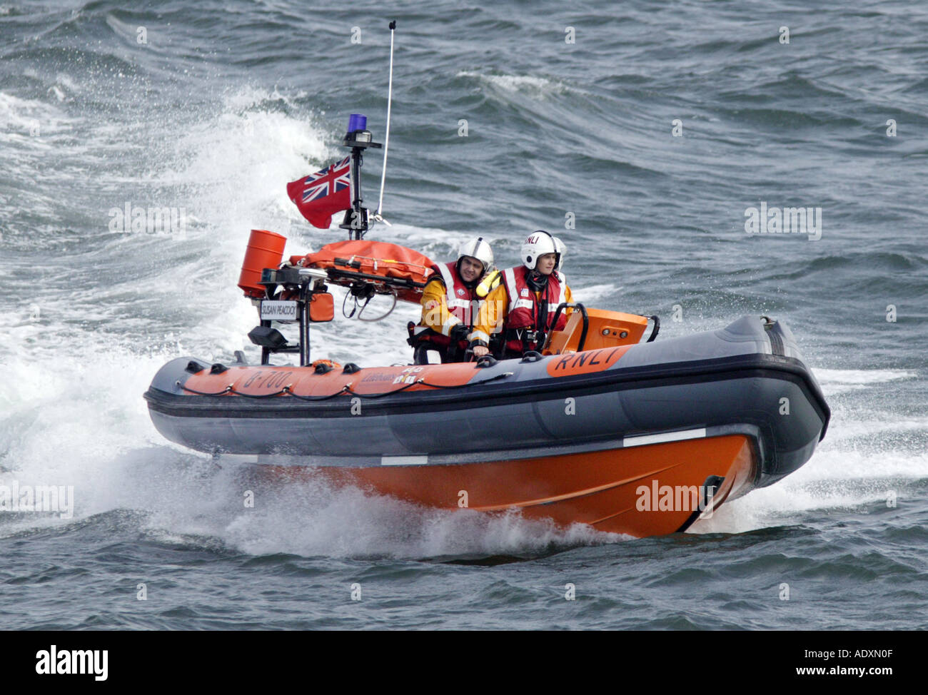 Aileen Jones una scialuppa di salvataggio membro di equipaggio a Porthcawl Galles piloti la barca durante una sessione di prove libere Foto Stock