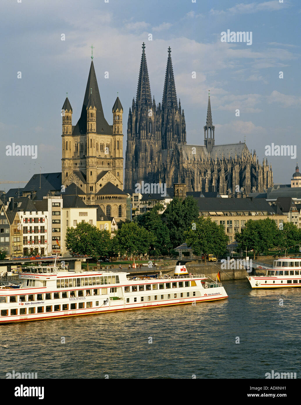 La cattedrale di Colonia e al lordo di San Martin, Germania. Foto Stock