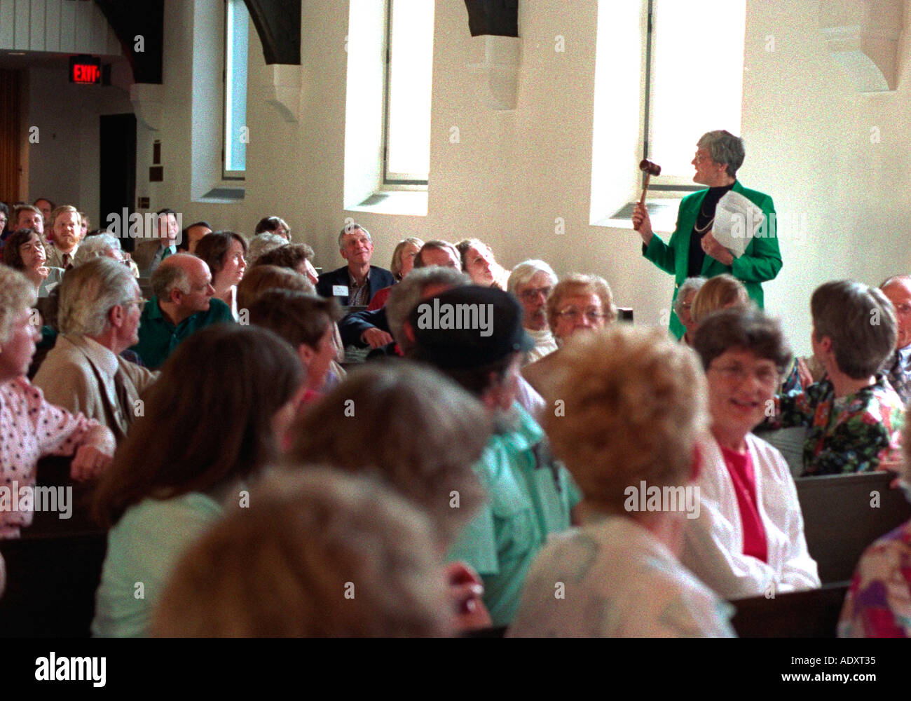 Donna età 55 con martello in riunione congregazionale. St Paul Minnesota USA Foto Stock