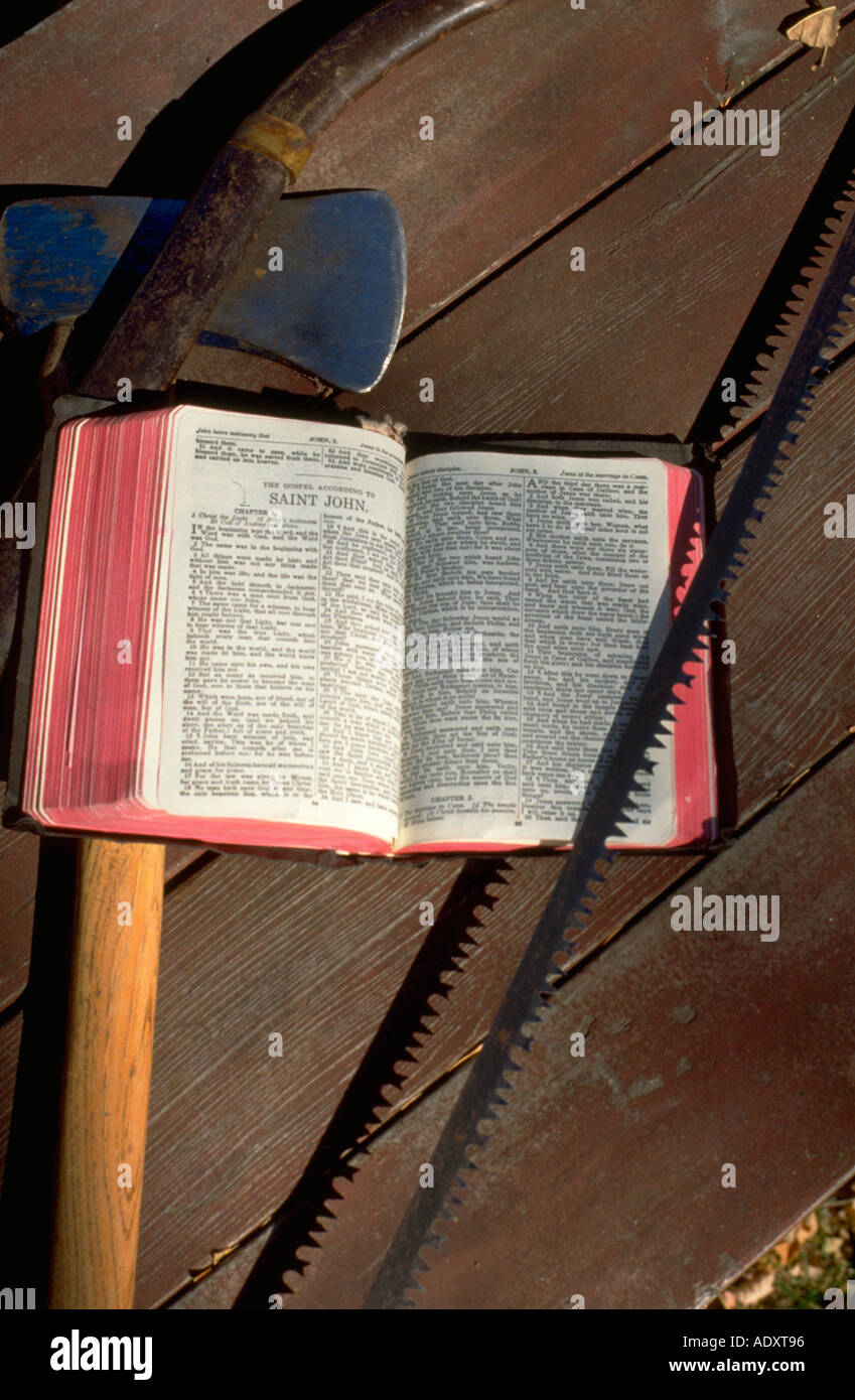 Boscaiolo's workbench con vide aprire la Bibbia e ax. Clitherall Minnesota USA Foto Stock