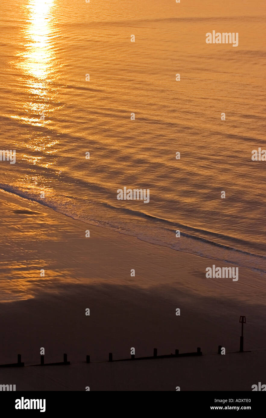 Struttura di frangionde e riflessioni Foto Stock