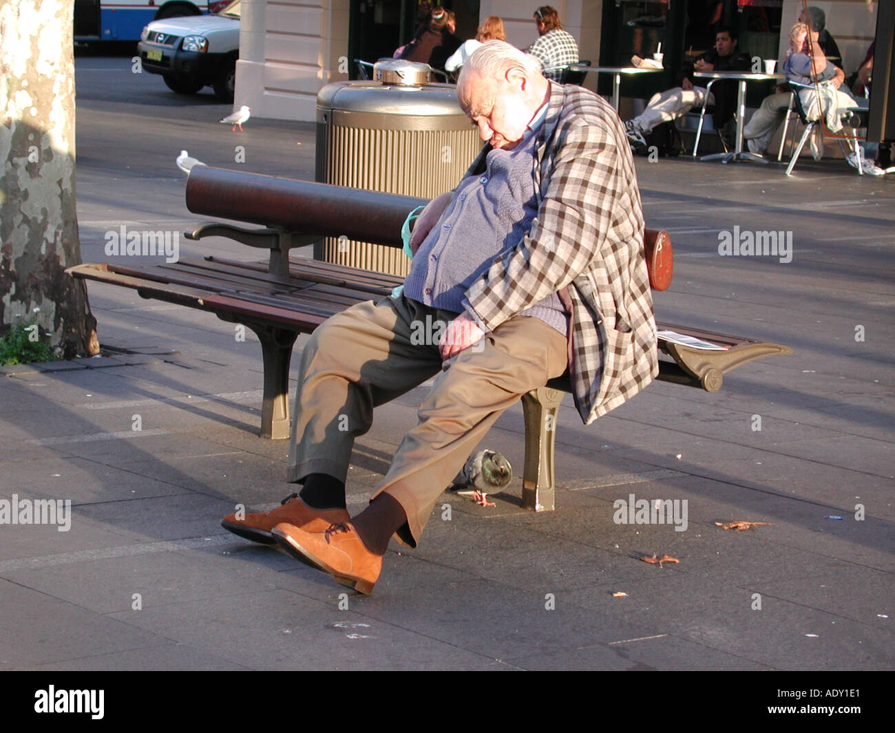 Sleeping uomo vecchio Foto Stock