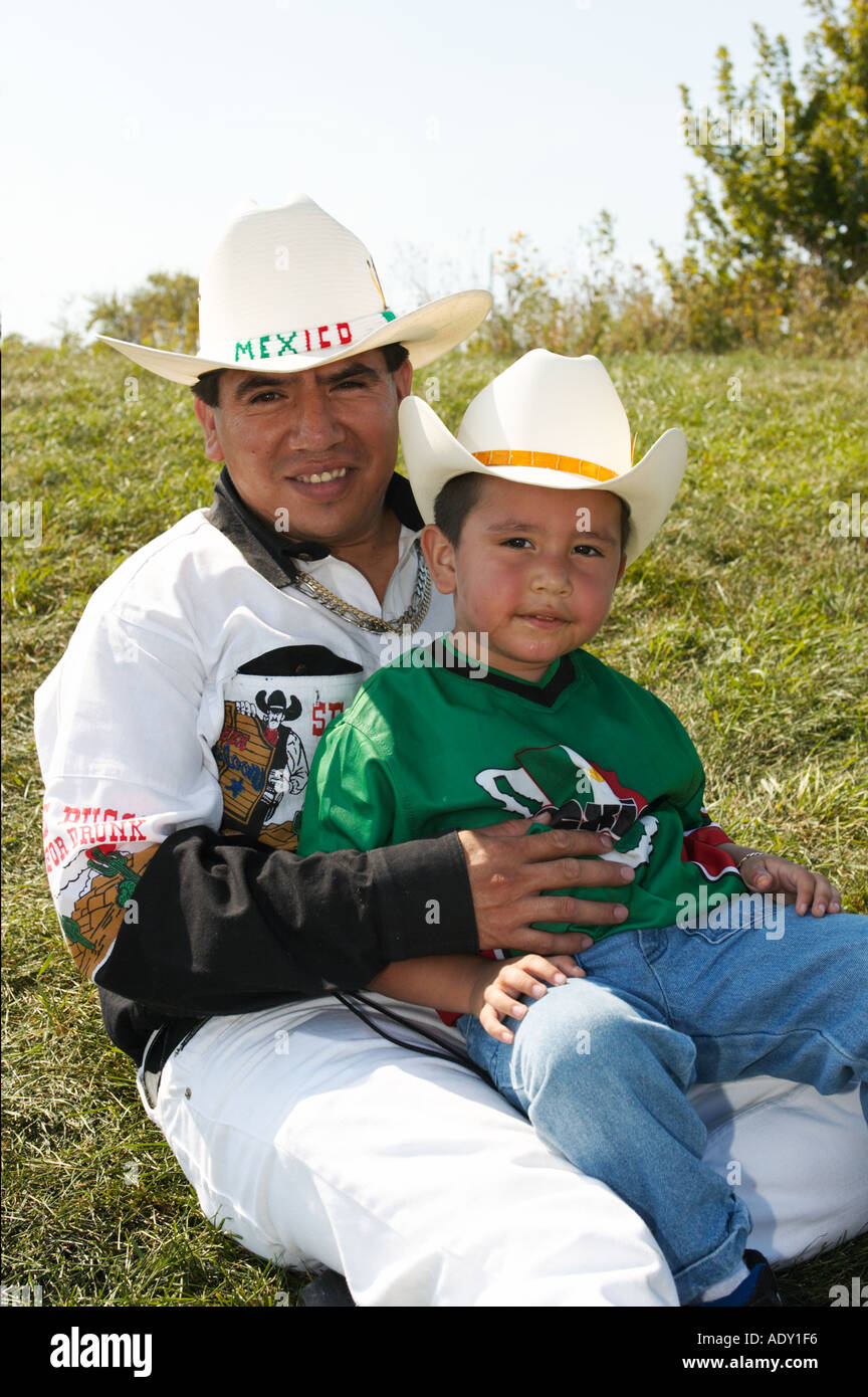 Eventi Waukegan Illinois uomo e ragazzo in cappelli da cowboy vestito per  il giorno dell indipendenza messicana sit collina erbosa Foto stock - Alamy