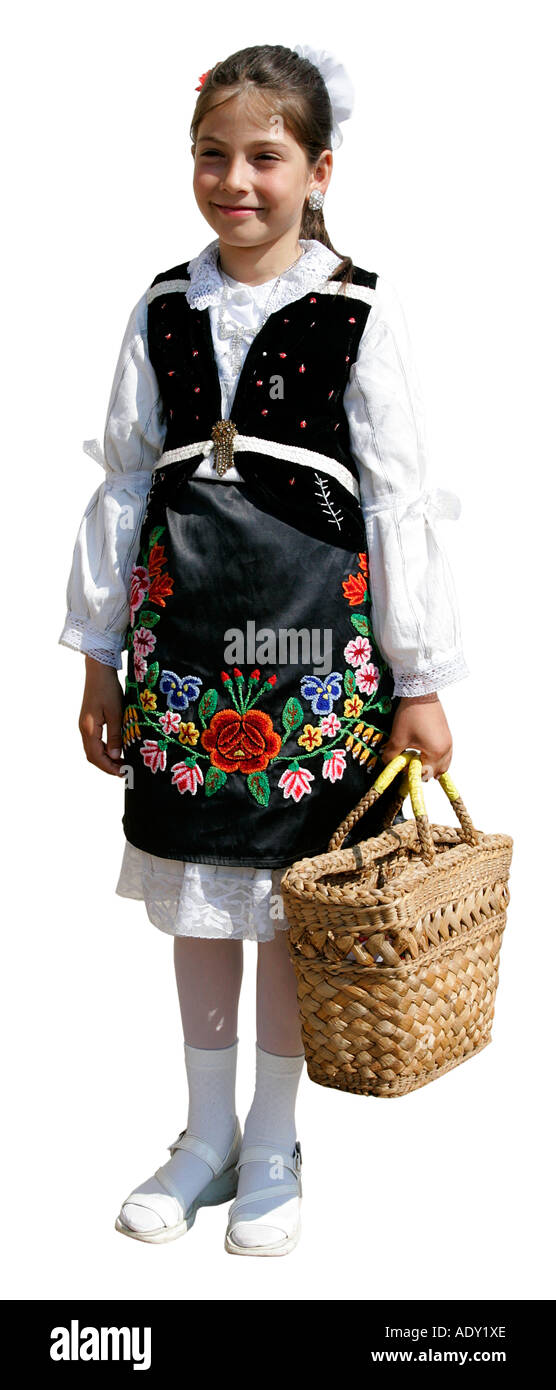 Il costume nazionale giovane ragazza pongono rurale folklore celebrazione fiori di primavera strada adapt outdoor primavera estate andare abbastanza puro Foto Stock