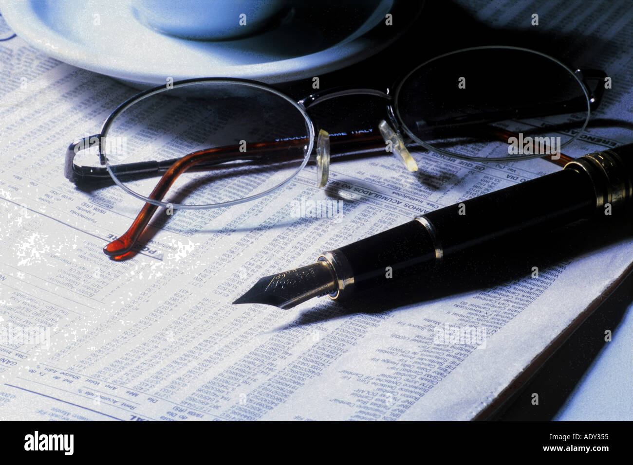 I concetti di Business mi quotidiano delle finanze sezione finanziaria bicchieri inchiostro della penna piattino economia analisi di economia commercio commercio busines Foto Stock