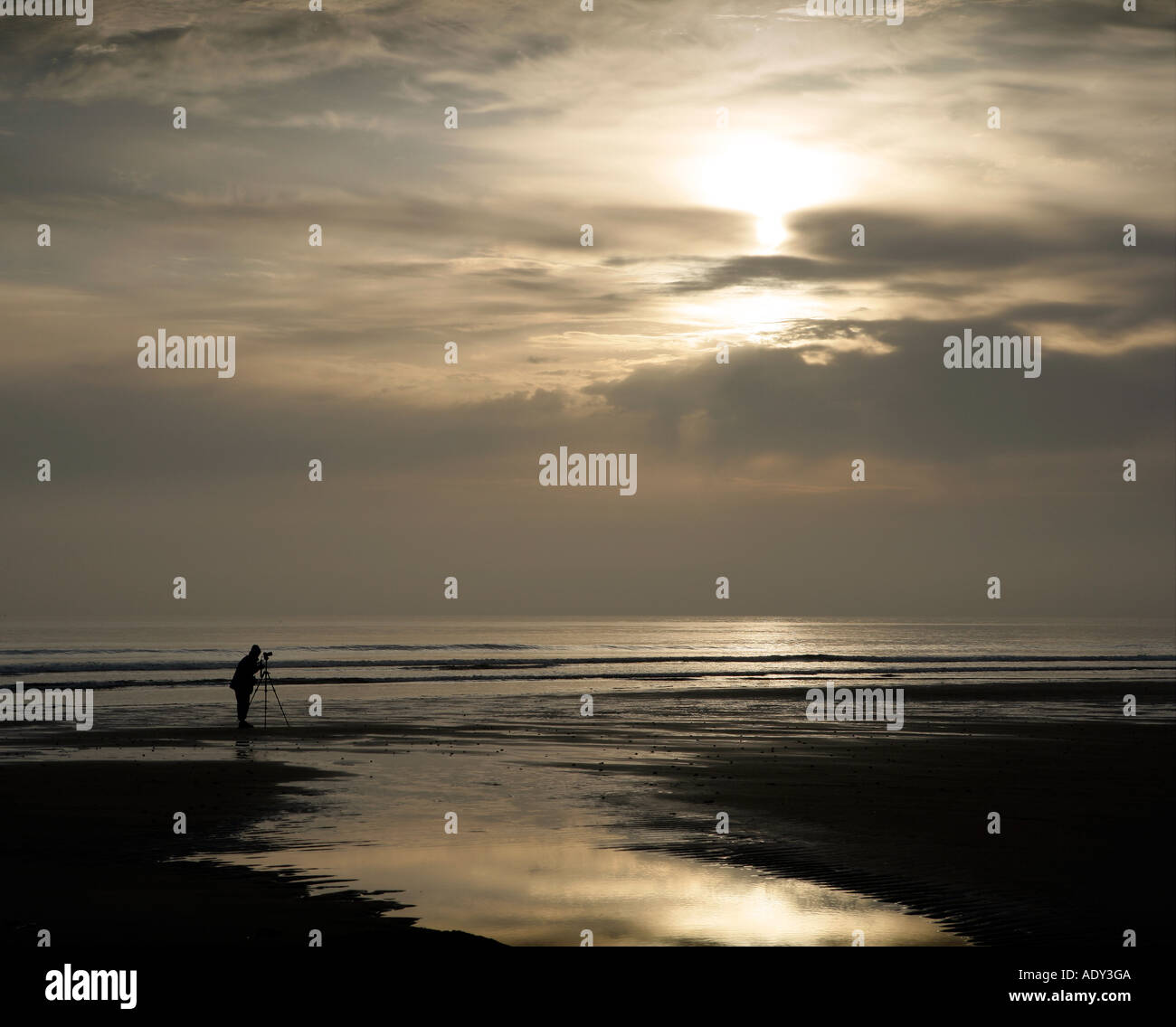 Fotografo in spiaggia Bamburgh Northumberland REGNO UNITO Foto Stock