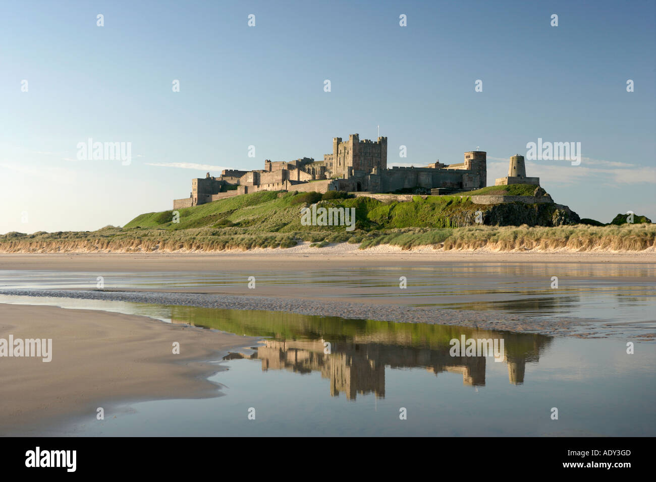 Il castello di Bamburgh in Northumberland REGNO UNITO Foto Stock