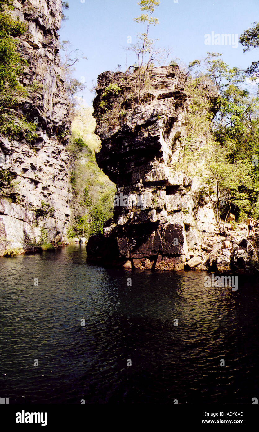 Viaggi Distrito Federal rocce Pietre erose formazione acqua flusso del fiume alberi cachoeira almacega alto paraiso go goias nessuno t Foto Stock