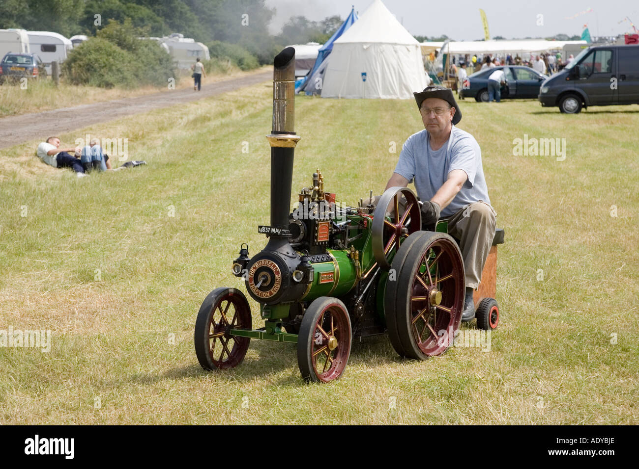 Un uomo alla guida di una scala con trazione a vapore il motore a Rougham equo nel Suffolk nel giugno 2006 Foto Stock