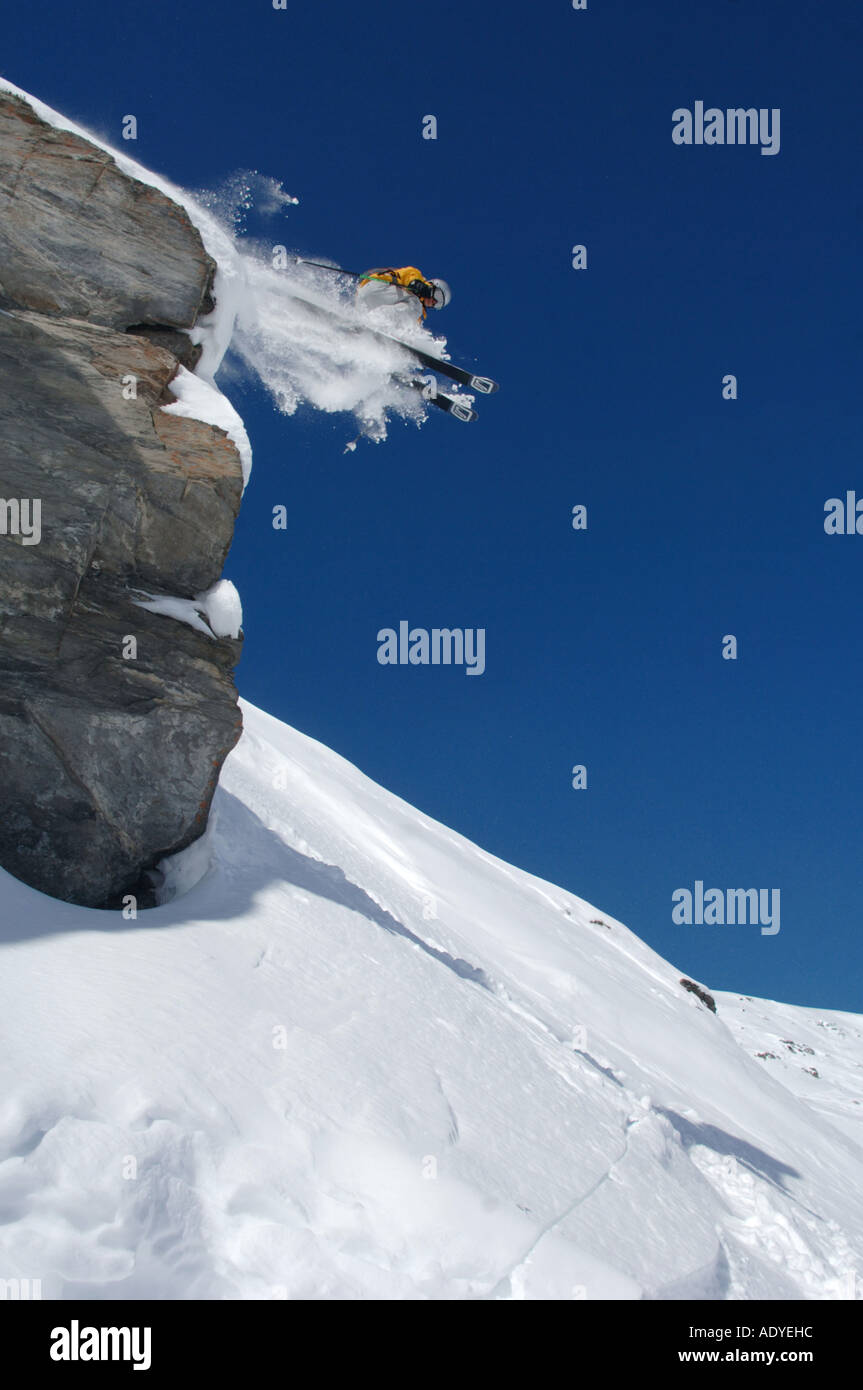 Sciatore Cdric Pugin saltando da una roccia, Francia, Savoie, Les Mnuires Foto Stock