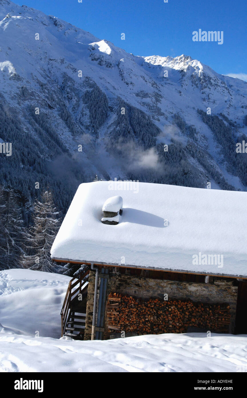 Coperta di neve baita di montagna, Francia, Savoie, Sainte Foy Foto Stock