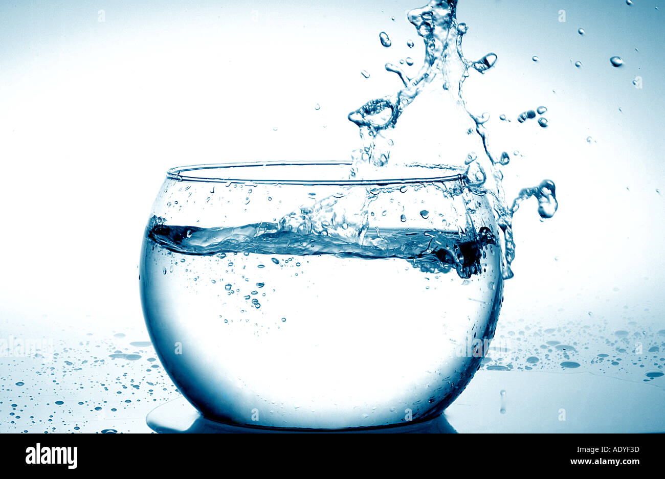 II liquido acqua goccia del liquido scende tondo blu splash pesci di acquario libertà manca libero runaway umido vetro aqua Foto Stock