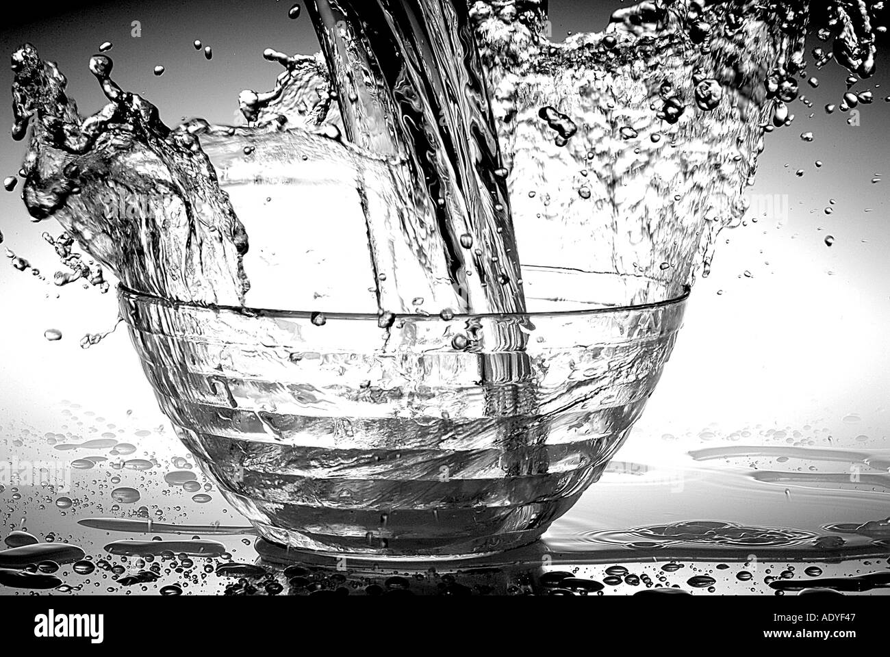 II liquido acqua goccia del liquido scende round spruzzata blu umido vetro aqua pour versando trasparente vaso Foto Stock