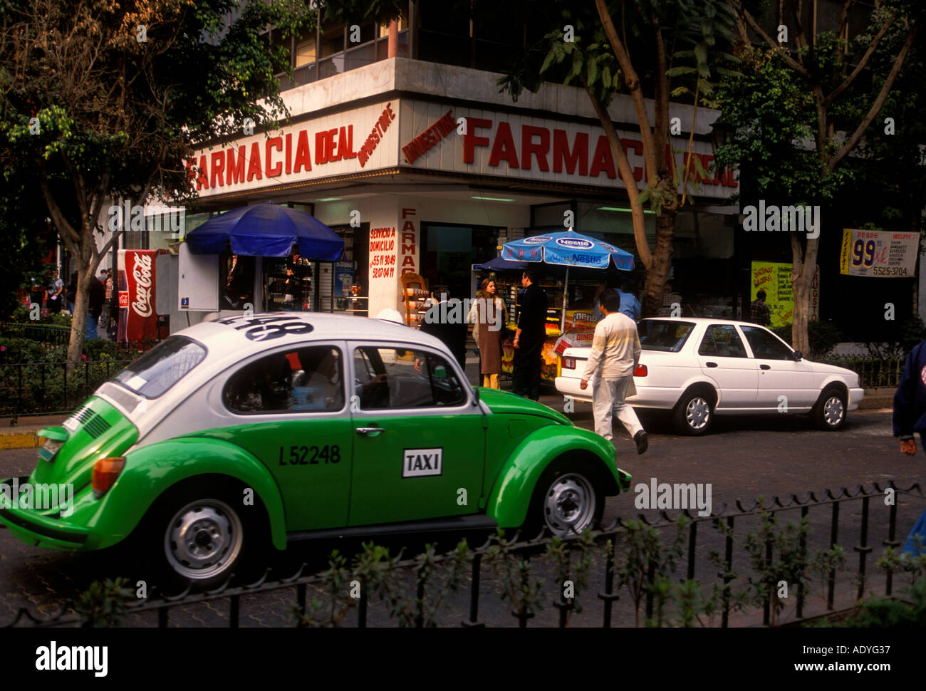 Green vw bug, vw bug, vw bug taxi, taxi, Volkswagen maggiolino, farmacia, farmacia, Zona Rosa, Città del Messico, del Distretto Federale, Messico Foto Stock