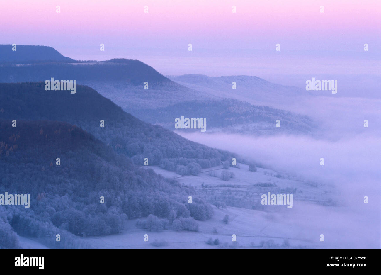 Nebelstimmung am Albaufstieg Schwaebische Alb Baden Wuertemberg Foto Stock