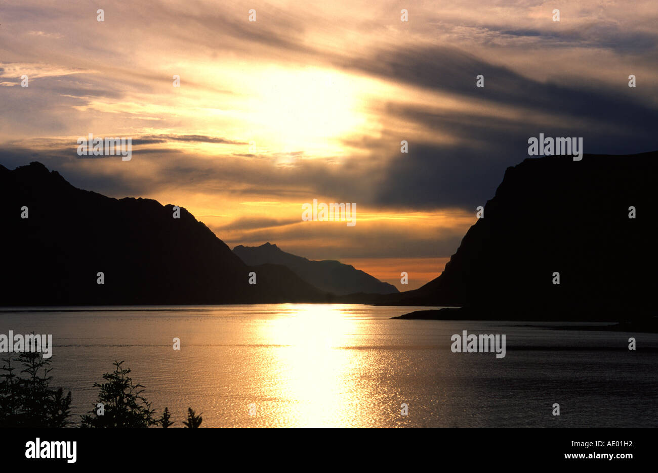 Mitternachtssonne und Berge spiegeln sich im Fjord noorway Foto Stock