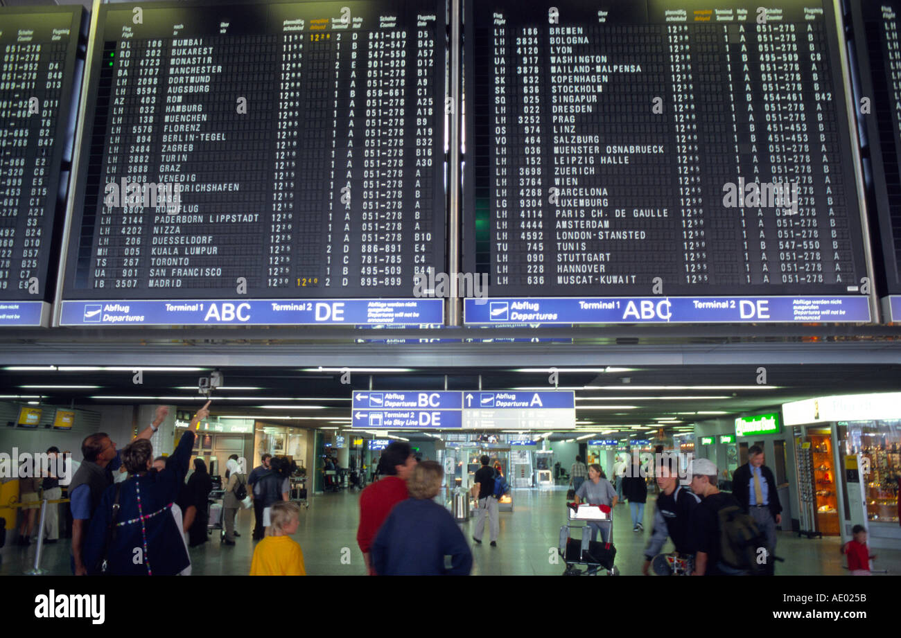 Scheda display per il traffico aereo in terminale Fraport Foto Stock