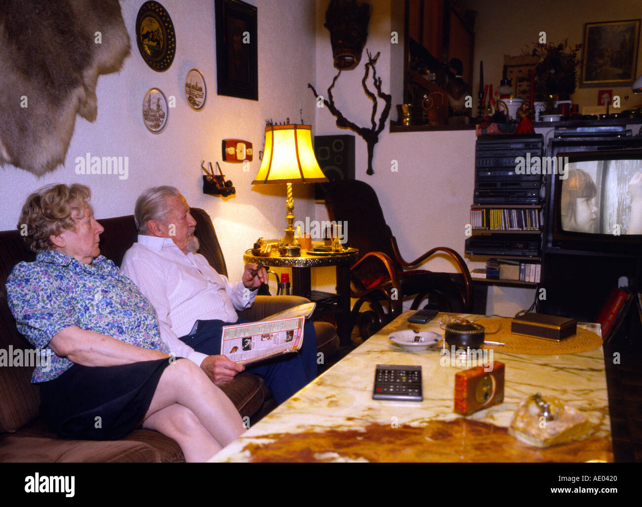 Vecchia coppia guardando la televisione Foto Stock