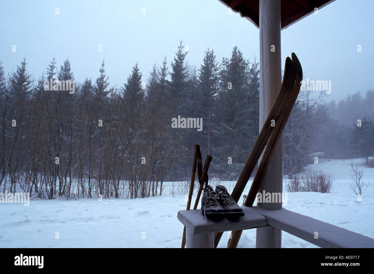 Alte sciatore und Schuhe auf Veranda vecchi sci e scarpe sulla veranda in inverno in Finlandia Foto Stock
