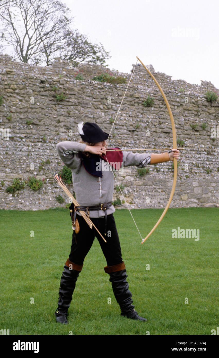 Medieval archer bowman arco e frecce tiro con l'arco lungo arco, rievocazione, ri-enactor, storia, storico inglese, costume Foto Stock