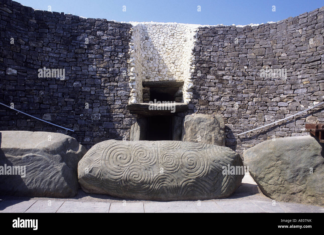 Newgrange contea di Meath ingresso pietra tomba preistorica camera sepolcrale, Eire, Irlanda Irish Preistoria, storia, Viaggi Turismo Foto Stock