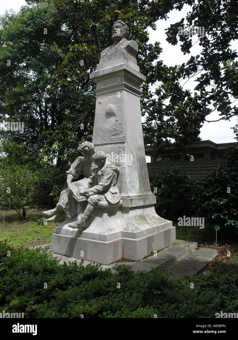 Statua di Jules Verne Jardin des plantes de Nantes giardini botanici Nantes FRANCIA Foto Stock