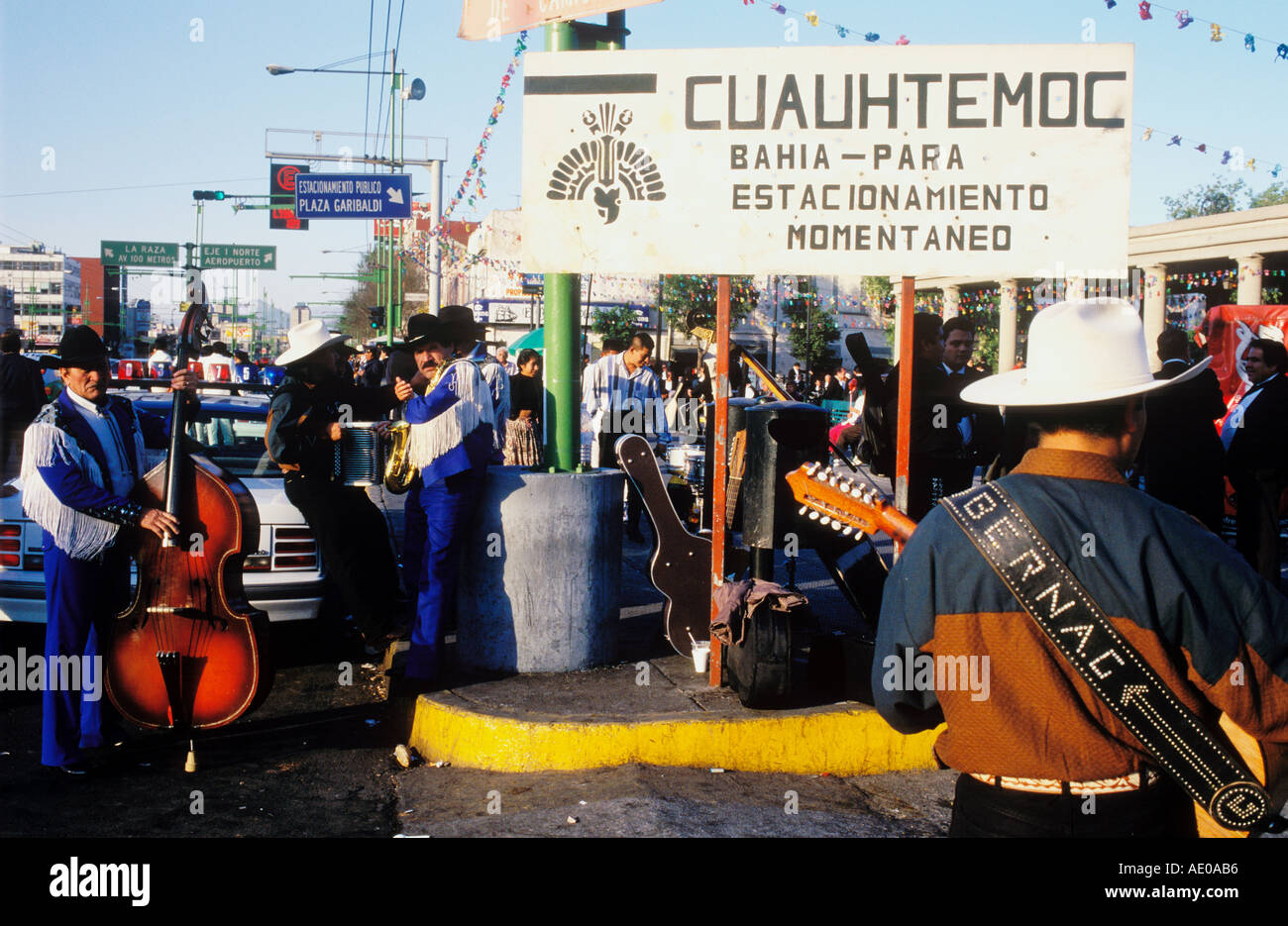 Nortenos e altri musicisti su strada Plaza Garibaldi Città del Messico MESSICO Foto Stock