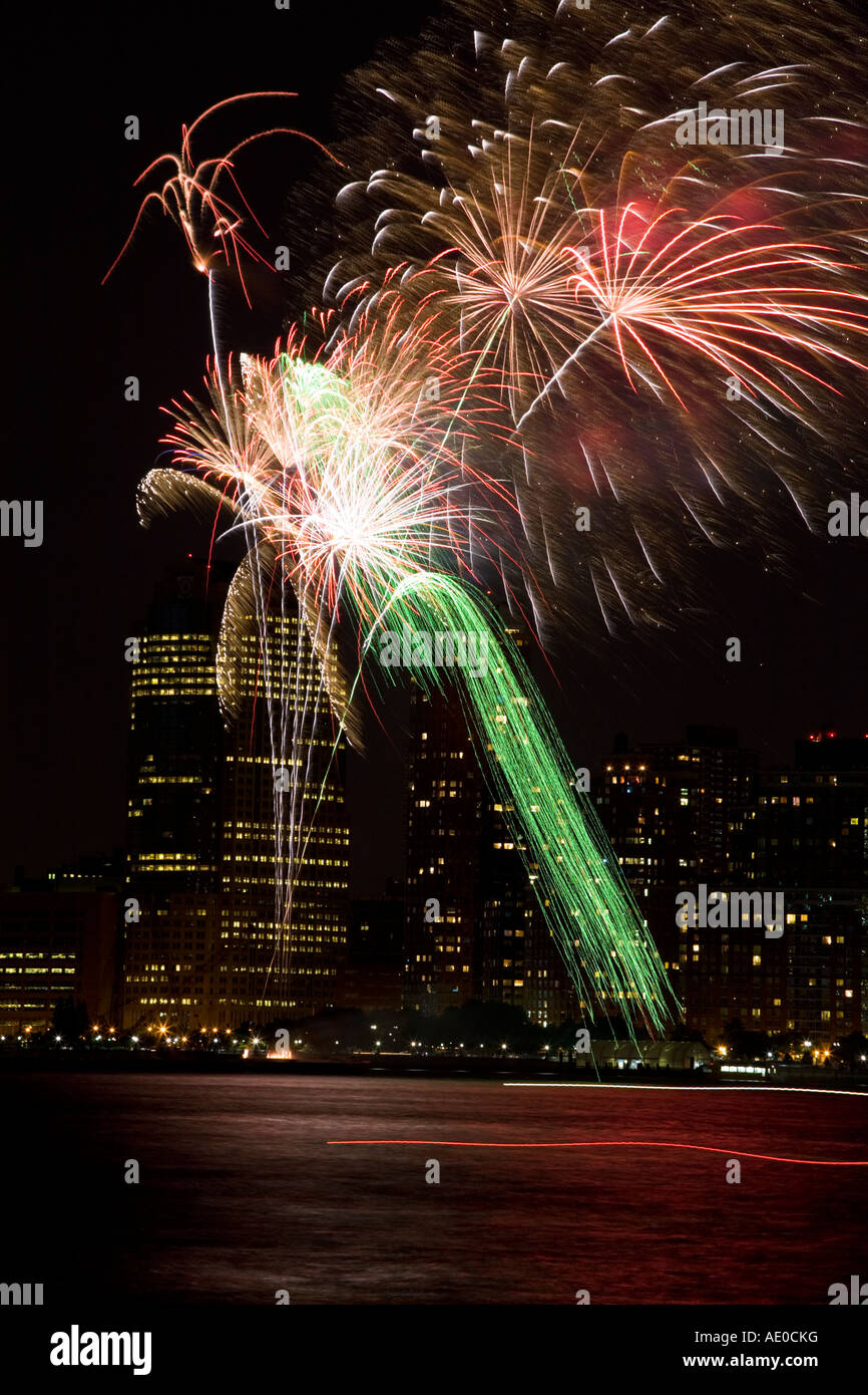 Lo skyline di New York con fuochi d'artificio Foto Stock