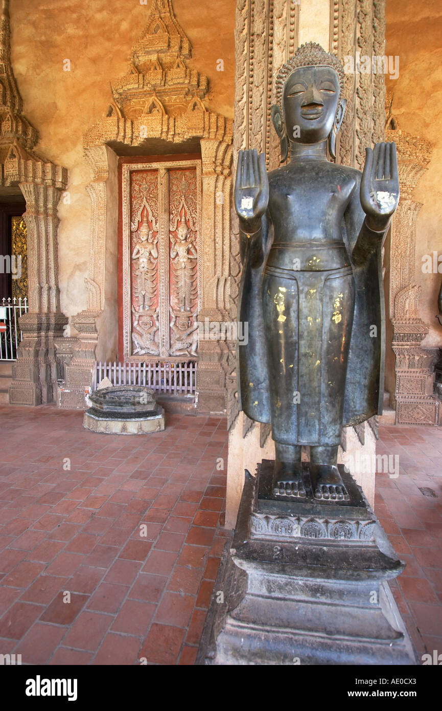 Statua buddista a Haw Pha Kaew Foto Stock