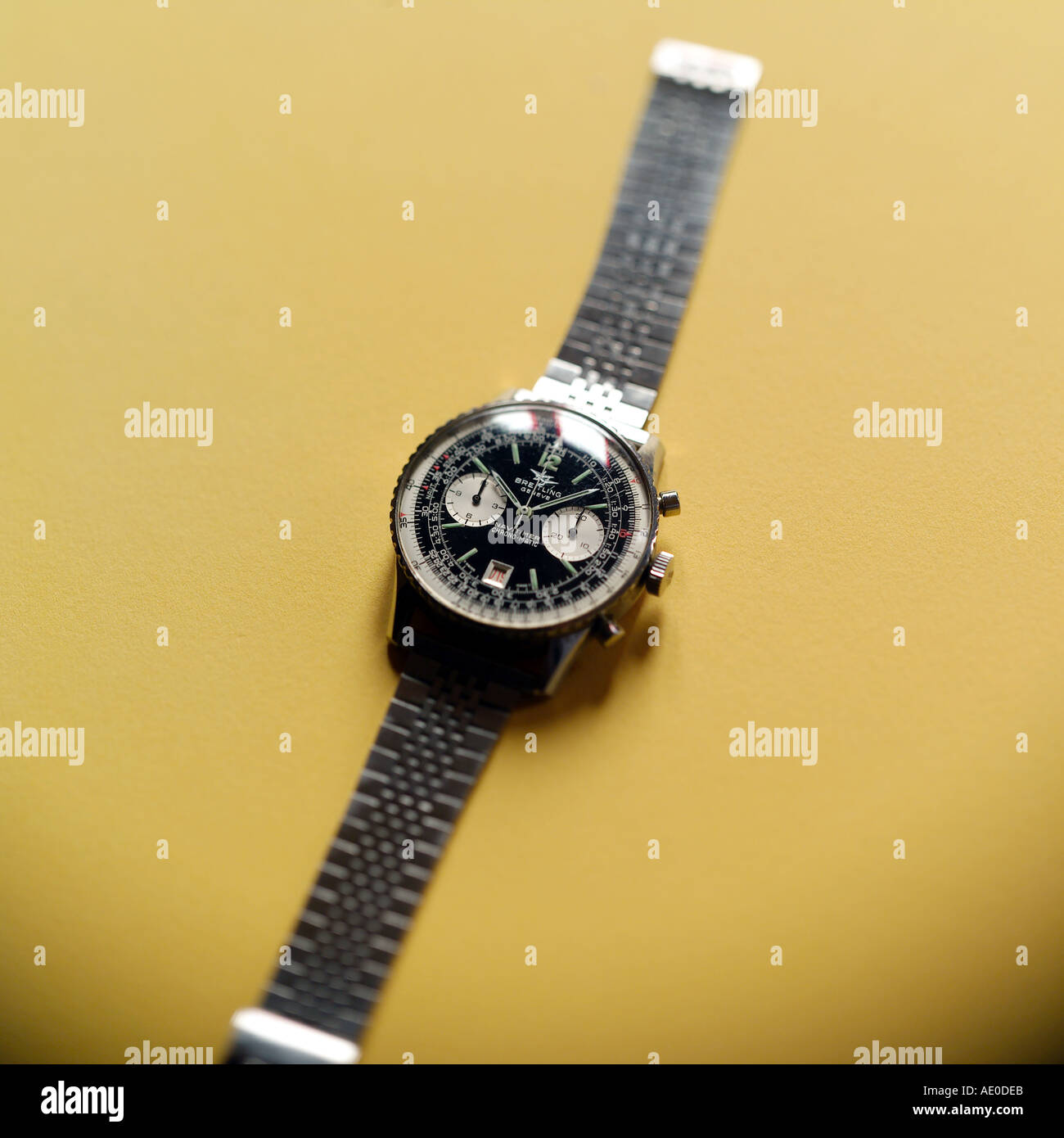 BREITLING chronograph Swiss orologio da polso con messa a fuoco selettiva su sfondo giallo Foto Stock
