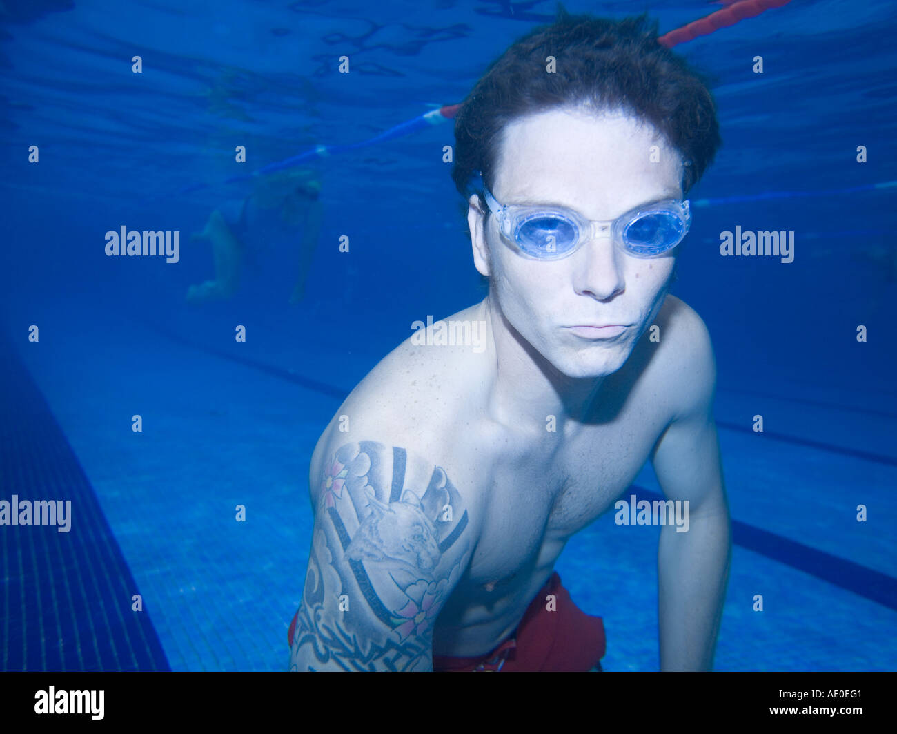 Ritratto del nuotatore sotto l'acqua Foto Stock