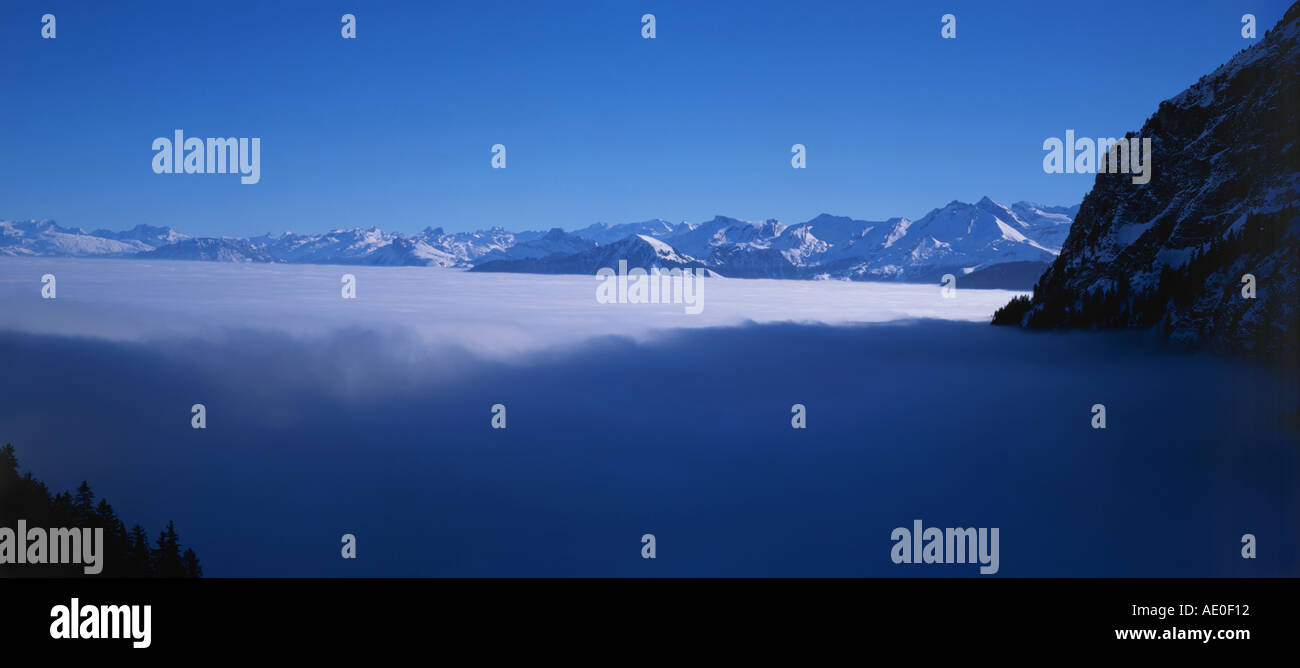 Vista dal Monte Pilatus su high fog a swiss alpes il cantone di Lucerna svizzera Foto Stock