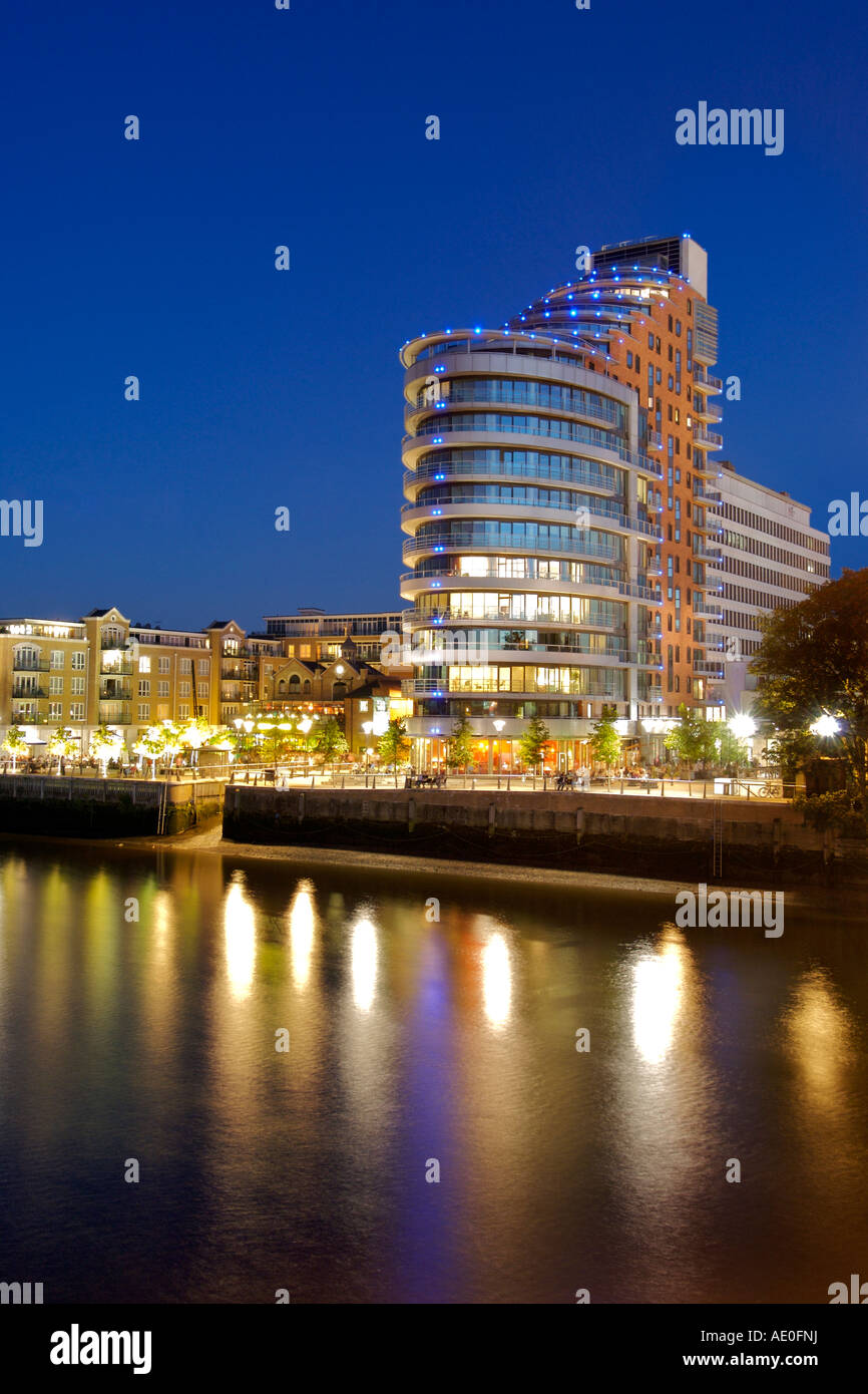 Vista del tramonto di Putney Embankment e Putney Wharf Tower apartment block lungo il Tamigi a Londra. Foto Stock