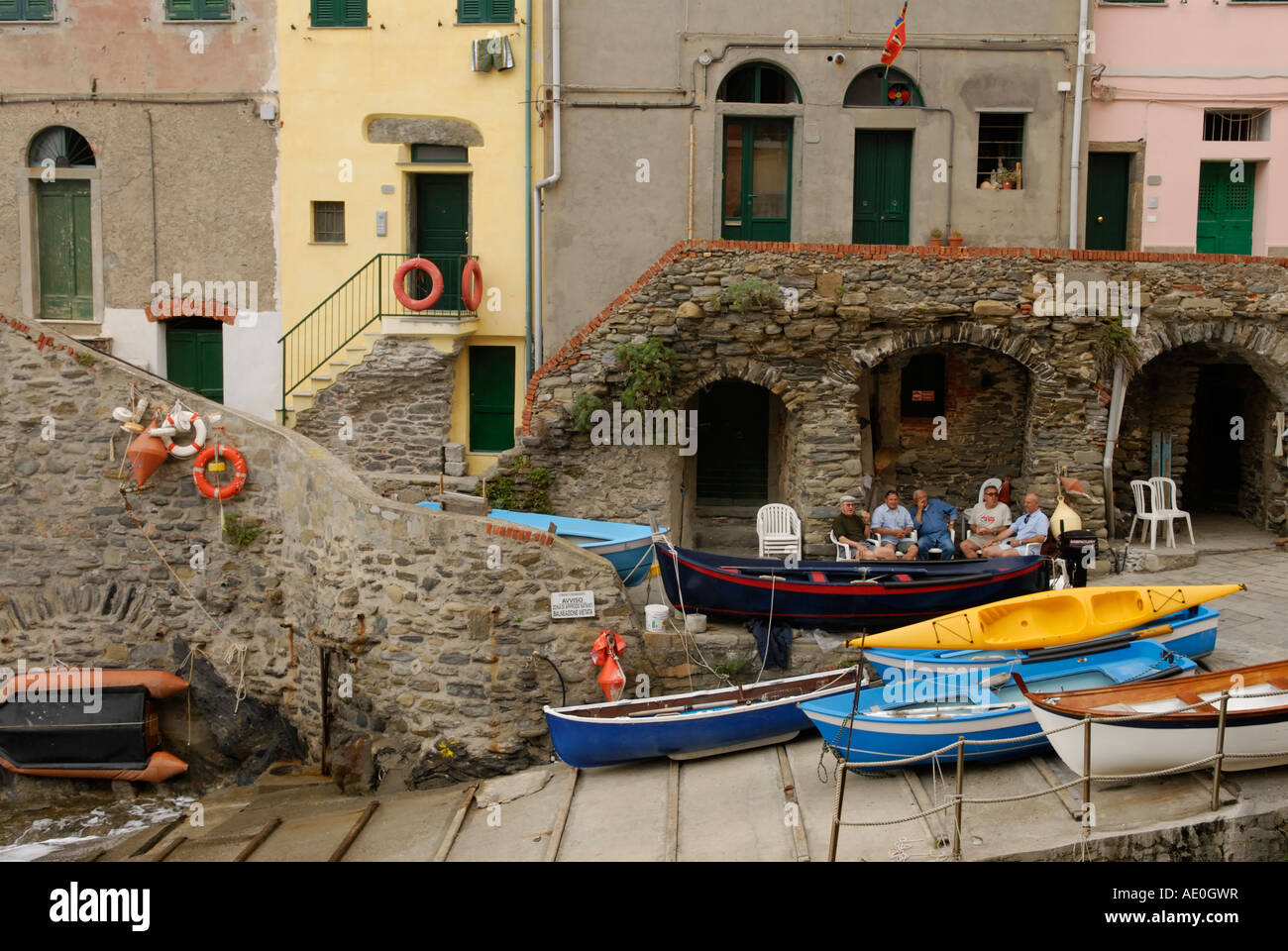 Riomaggiore fronte mare con barche, Cinque Terre Foto Stock